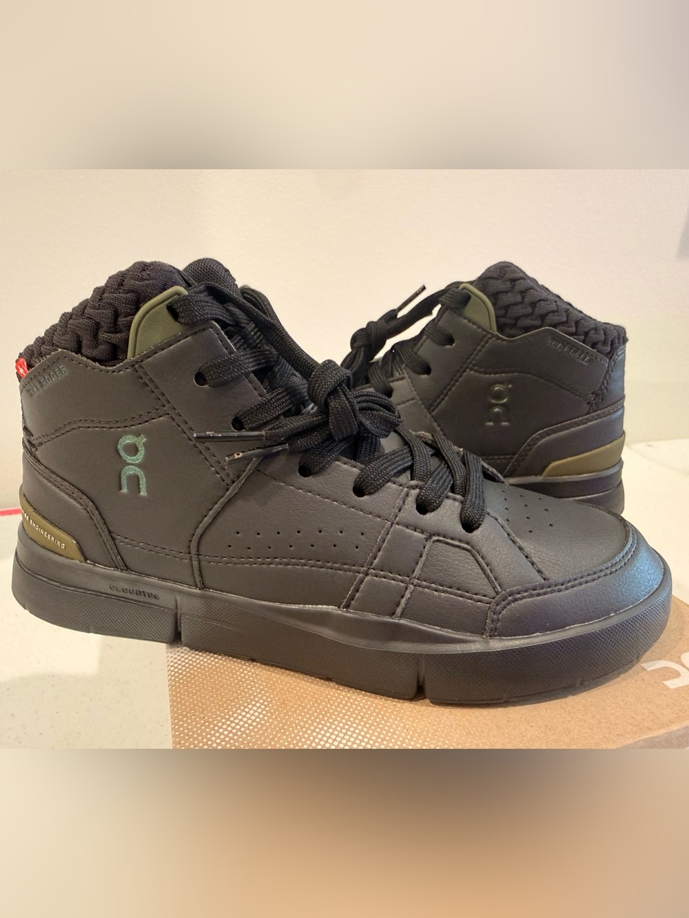 On Cloud THE ROGER Clubhouse Sensa Mid Top Lace-Up Sneakers Black Size 6W